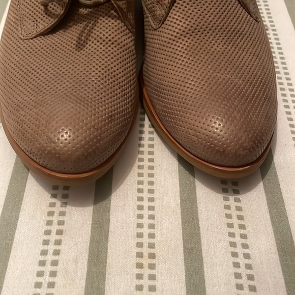 Natural/tan shoes/ oxfords with a western vibe. Paul Green size 7.5 - Picture 7 of 7